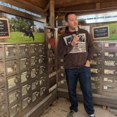 Florian Thouvenin, éleveur du Gaec du Petit Breuil, a répondu aux nombreuses questions des participants sur son distributeur automatique. Photo : A.Legendre