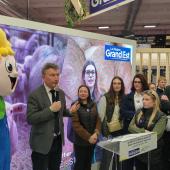 Le président de la Région, Franck Leroy (au micro), a inauguré l’espace Grand Est au salon de l’agriculture, avec Jérôme Mathieu (à d.), entourés de jeunes en formation agricole.(Photo : J-M.Hell)