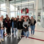 La promo de 2e année de Bts Productions animales et leurs deux enseignantes à l’occasion de la visite du siège de Lely à Massluis. Photo DR