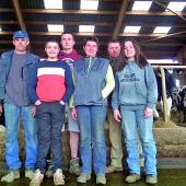 Emmanuel, Ttristan, Tanguy, Valérie, Frédéric et Emerance Pierret, un engouement familial partagé pour l'avenir de la production laitière. Photo : DR
