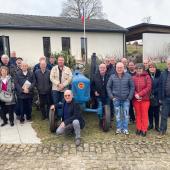 Les membres de l’association « Les 3M » ont posé devant un Lanz Bulldog 24-16 de 1956, développant 24 cv. Photo : DR