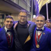 Thomas Costa et Julian Chenot, entouré de leur coach, Gilles Bento. Photo : DR.