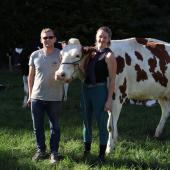 Cyril Viriat, Rosie Richard et Pinky Red, Red Holstein en 3e lactation qui sera présentée la semaine prochaine à Agrimax Photo : Marion Falibois