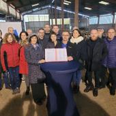 La signature officielle s’est opérée dans le bâtiment des vaches laitières d’Hervé Dartoy, sous un froid glacial, mais dans une ambiance conviviale. Photo : JL.Masson