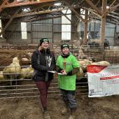 Loane Hennion (à d.) et Maya Lemoine sont sélectionnées pour la finale nationale des 20e  Ovinpiades des Jeunes Bergers, qui se  tiendra le samedi 22 février au Sia. Photo DR