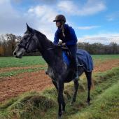 En dehors de son travail de salariée en élevage laitier, Mélissa est  passionnée d’équitation, qu’elle pratique en loisir. Photo DR