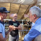 Le préfet, Yves Seguy, a pris un long moment pour échanger avec les éleveurs sur leurs difficultés, ici avec Nicolas Breton (à g.), éleveurs à Chazelles-sur-Albes et président du syndicat Grand Est des Blondes d’Aquitaine. Photo : H.FLAMANT