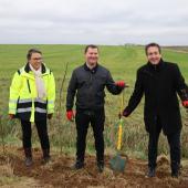 Elisabeth Bertin (déléguée Rte Grand Est), Jérôme Tailly (maire de  Grosrouvres) et Jérôme End (président du Pnrl) ont symbolique- ment planté un arbre, finalisant ainsi la plantation de 400 m de  haies sur la commune de Grosrouvres. Photo : H.Flamant