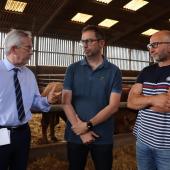 François Mansion (à d.), exploitant à Noviant-aux-Prés, et Jérémy Jenneson, président de la Cda 54 (au c.), ont explicité la situation de l’agriculture de Meurthe-et-Moselle au préfet, Yves Séguy. Photo : H.Flamant