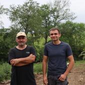 Adrien Regnard et son père, Jean-Charles. Ce dernier est à la tête de  la ferme Monplaisir, à Forcelles-Saint-Gorgon. Adrien prendra, à  terme, la suite de ses parents.