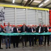 Le traditionnel couper de ruban en présence d’élus locaux, des collaborateurs du magasin et de responsables Pöttinger France et Autriche. Photo : H.Flamant