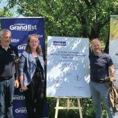 De gauche à droite : Thierry Bosserelle, Béatrice Moreau et Nicolas Pérotin lors de la signature du contrat de filière fruits et légumes 2026-2030. Photo : H.POUZET