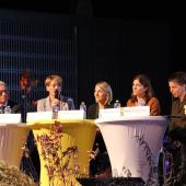 De g. à d. : Daniel Gremillet (sénateur), Catherine Faivre-Pierret (FNSEA), Estelle Pochat (CDA 57), Amandine Tiha (MSA) et Sabine Delbosc-Naudan (CCMSA) ont débattu sur la place des femmes en agriculture. La table ronde était animée par Stéphanie Geroude