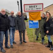 Les partenaires s’apprêtent à lever le voile sur le panneau. Photo : Grdf.