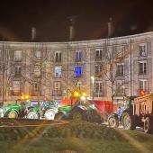 Vingt-sept tracteurs et une soixantaine de manifestants Ja et Fdsea ont investi la place Ronde de Toul.(Crédit photo : A.BRANGE)
