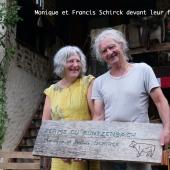 Transmettre : Monique et Francis Schirck, devant leur ferme (photo : Jérôme Zindy).