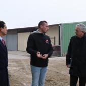 Le préfet Yves Séguy (à d.), accompagné de Nizar Azouz, sous-préfet de Toul (à g.) s'est rendu sur l'exploitation de Florian Segault, à Bruley. Photo : H.Flamant