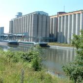 Le silo du port de Frouard (54), inauguré en 1976, propriété de l'UCA, dispose aujourd'hui de 183.000 t de capacités de stockage. Photo DR