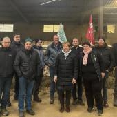 Leçon de choses à la ferme Revémont pour la sénatrice Véronique Guillotin. Photo DR