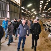 La journée a débuté par la visite du Gaec de Barbezieux. Photo : JL.Masson