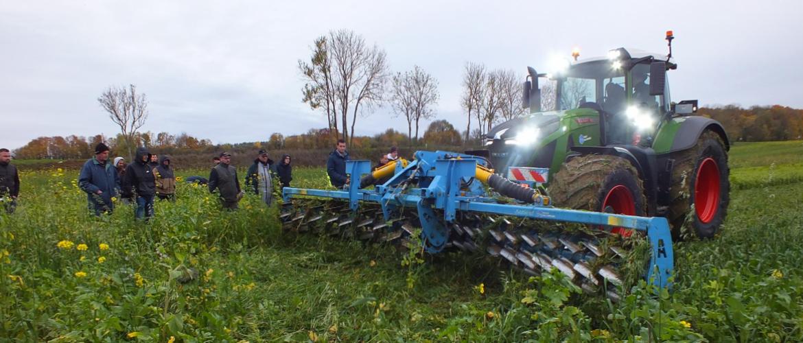 Plusieurs matériels de destruction des couverts ont été présentés, dont le Roll Krop d‘Actisol, double rouleau muni de lames qui lacèrent les plantes pour favoriser leur décomposition (Photo A.H.).