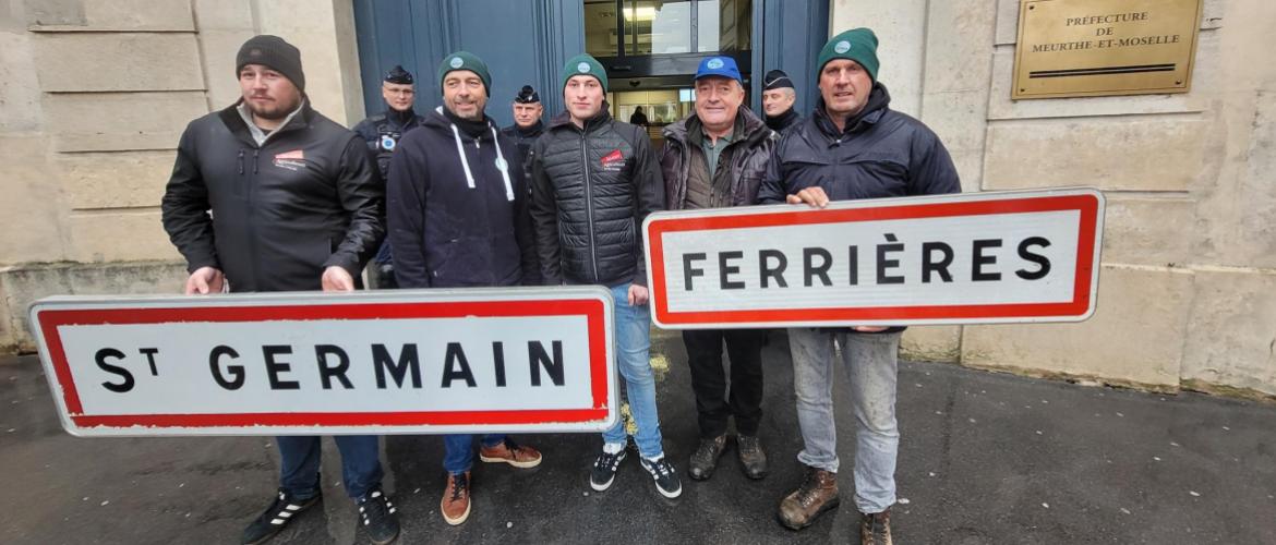 La délégation reçue par le préfet Françoise Souliman, était composée de Julien Genay, Jérémy Jenneson, Florian Segault, Vincent Jeanpierre, et Jean-Marc Bastien, arborant les panneaux de deux villages.