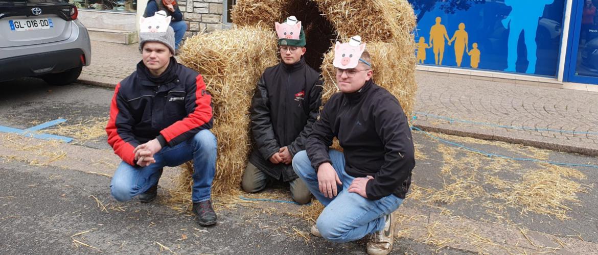 L’histoire des trois petits cochons… racontée au député. Photo : S.Roussel