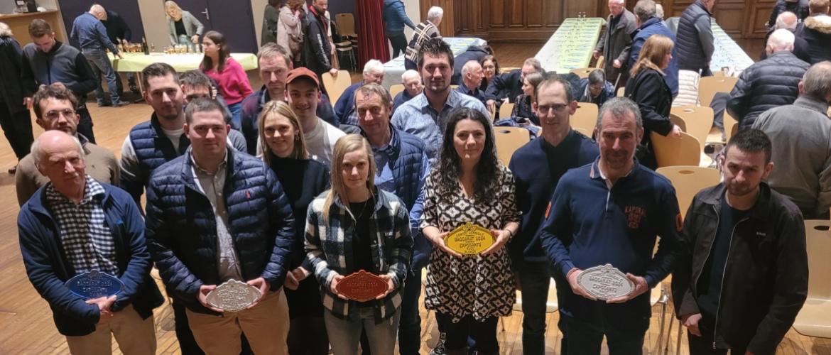 Les éleveurs ayant exposé au Comice de Baccarat ont reçu des plaques. Les jeunes agriculteurs installés dans l’année se sont vu remettre des chèques d’encouragement. Photo : JL.Masson