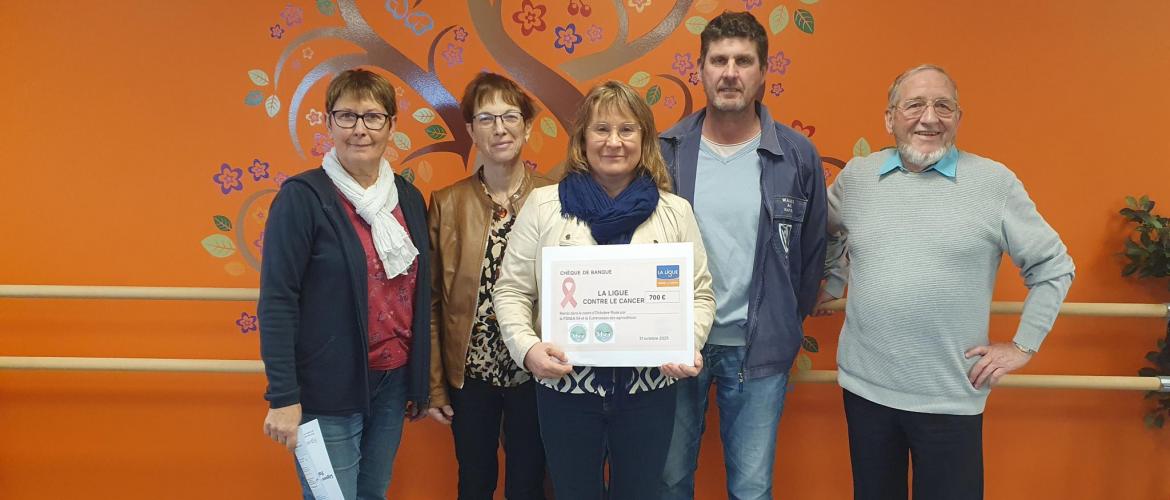 La section départementale des agricultrices a remis un chèque de 700 euros à la Ligue contre le cancer.