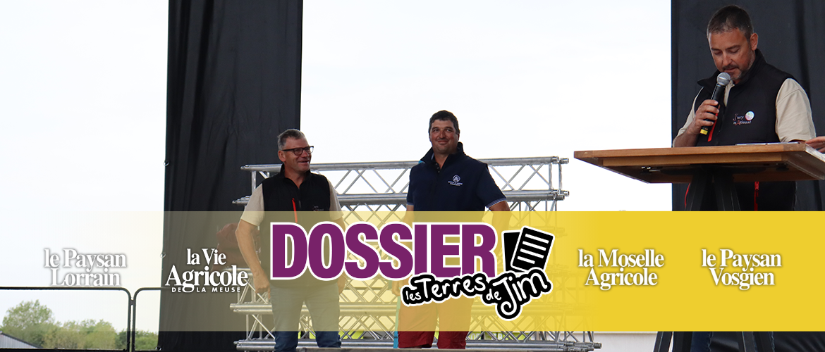(De G. à D.) Bertrand Rott, coach, Mathieu Cormoreche, de l’Ain, champion du monde à plat et Raphaël Ramond, président du jury national de labours. © Marion FALIBOIS