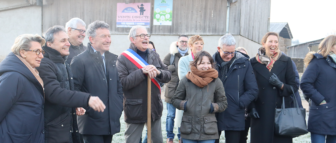 À l’occasion du lancement de Réseau Haies Grand Est, Franck Leroy, président de la Région, les élus régionaux et locaux ont planté un noyer. © Photo Marion FALIBOIS