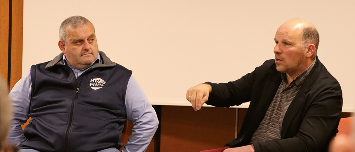 Stéphane Joandel (à g.), éleveur dans la Loire et secrétaire général FNPL, et Christophe Maginot, président de la section lait de la FRSEA, ont échangé avec les producteurs laitiers, le 31 octobre à Metz. © Photo DR