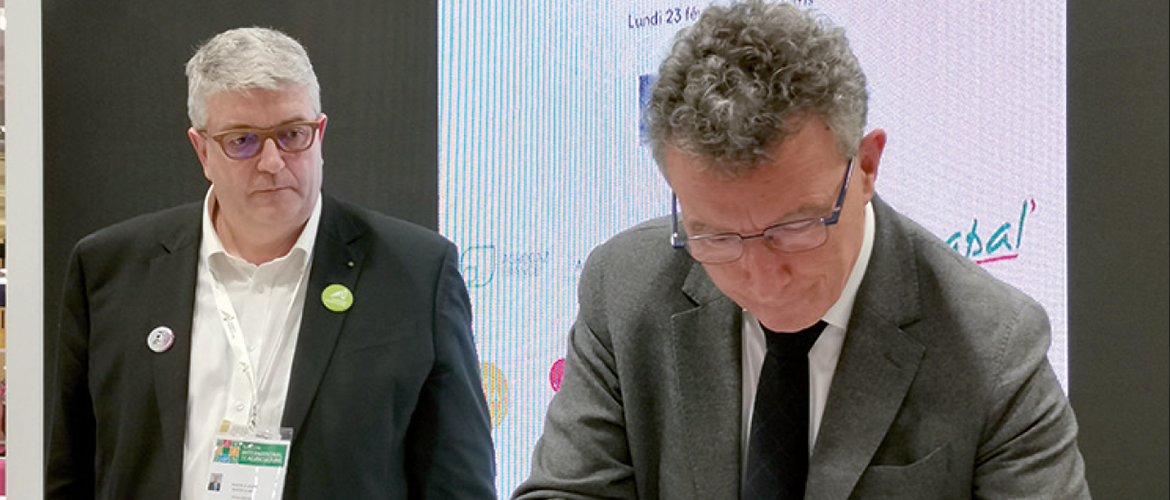 Franck Leroy, pdt Région Grand Est (à d.), Jérôme Mathieu, pdt CRAGE, et 52 acteurs de la région ont signé la charte «Vers une méthanisation durable en Grand Est». Photo : H.Flamant