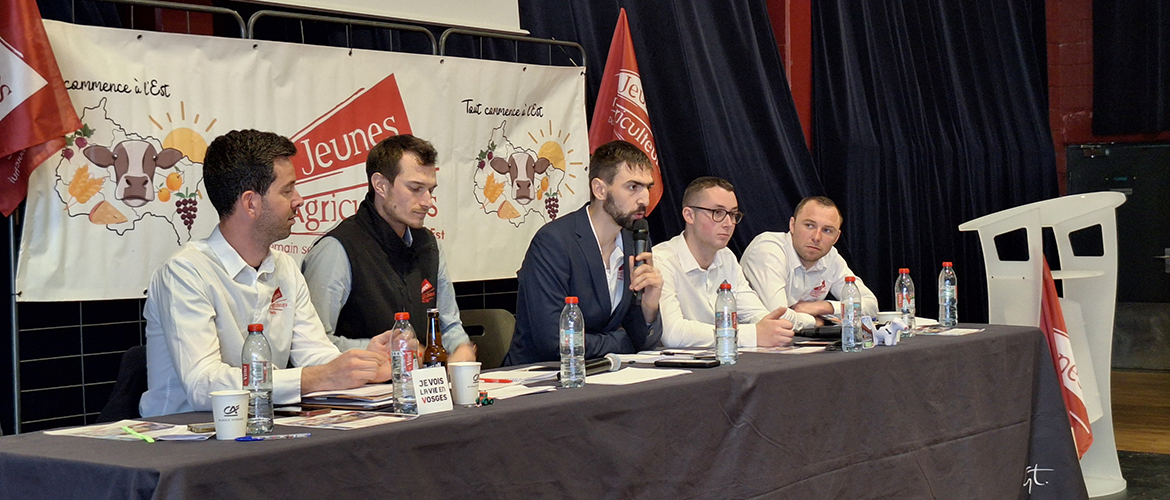 (De G. à D.) Antoine Clavel, vice-président en charge du dossier installation, Augustin Wack, secrétaire-général, Xavier Bailly, président, Rémi Mayaux, vice-président responsable dossier grandes cultures et Clément Gérardin, trésorier. © Marion FALIBOIS