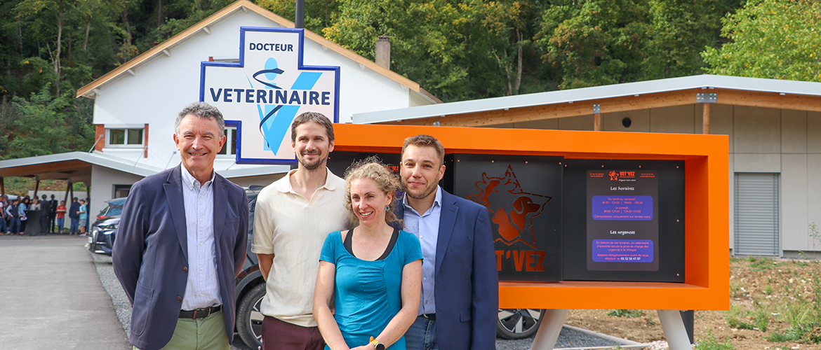 Aurélien Demard (à d.), Marie Schwaab, et Pierre Andrey (2e à g.) ont inauguré la clinique vétérinaire Vet’Vez en présence du président de Région, Franck Leroy. La structure compte une quatrième vétérinaire associée, Louise Fabbri. © HF