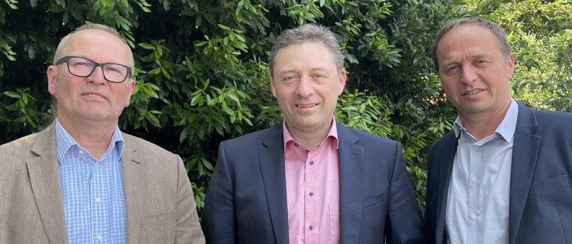 De g. à d. : Sylvain Fardel (directeur adjoint), Claude Grenier (directeur général) et Alain Guillaume (président de Gènes Diffusion). Photo DR.