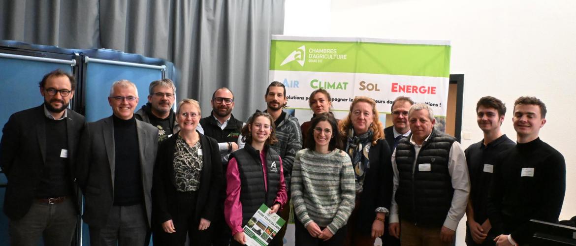 La journée a permis de réunir plus d’une dizaine d’intervenants autour de deux tables rondes autant sur les enjeux et les défis climatiques que la traduction des politiques en pratique.