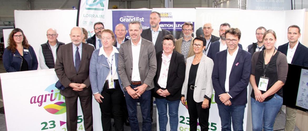 L’ensemble des partenaires réunis lors de la signature du protocole d’engagement pour le déploiement du programme Ambition Éleveurs. Photo DR