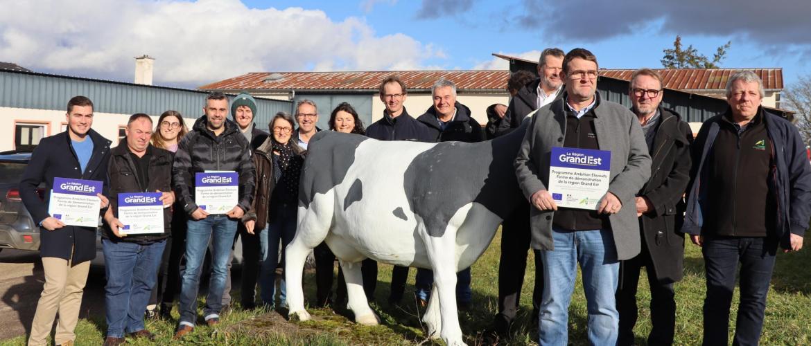 La ferme de l’Alpa, à Haroué, a accueilli la remise officielle des plaques aux six fermes de démonstration de Meurthe-et-Moselle. Photo : H.Flamant