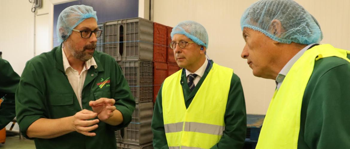 Arnaud Colin (à g.), directeur de Vegafruits, a fait découvrir aux préfets Yves Séguy et Balise Gourtay les investissements réalisés au fil du temps par l’union de coopératives. Photo : H.FLAMANT