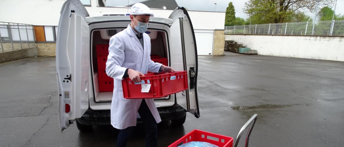 Matthieu Perreaux, responsable commercial de la coopérative « En direct de mon élevage », livrant 65 kg de viande limousine bio, le 18 mai. Photo : JL.Masson