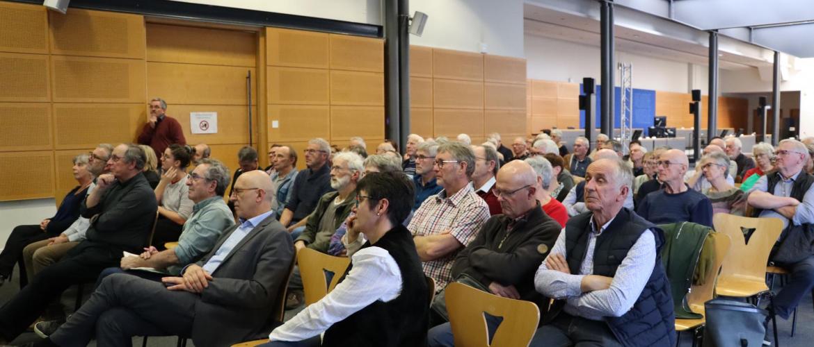 La rencontre s’est poursuivie sur une note festive, avec l’intervention de la troupe des "Perroqueurs public". Photo : H.Flamant