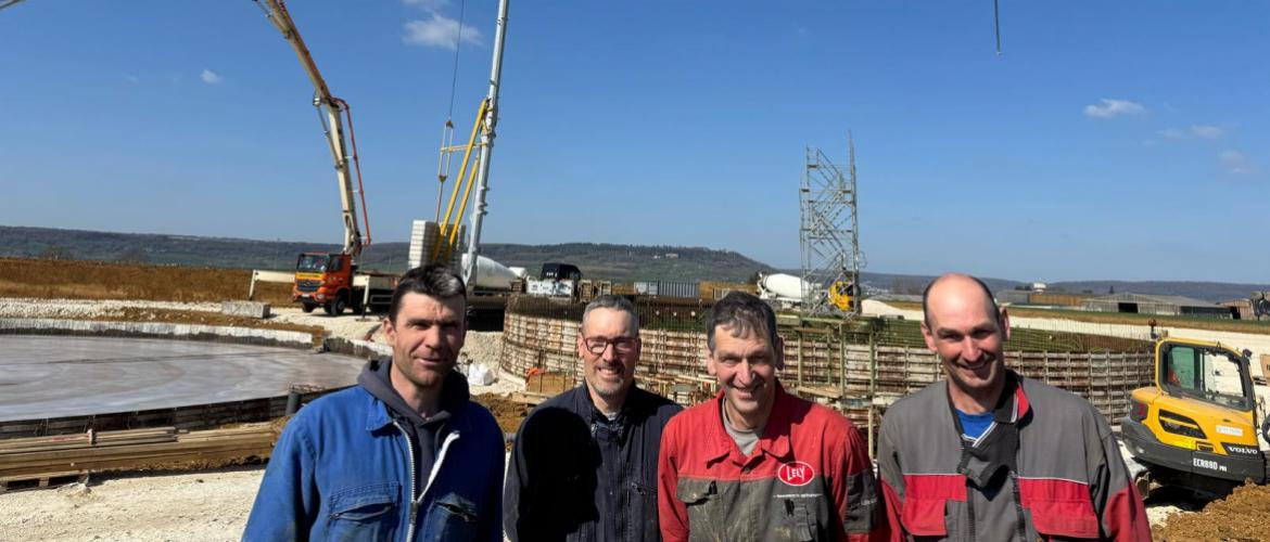 Les quatre associés du Gaec Saint Bernardin, qui sont aussi les quatre associés de PFR Energie, qui porte le projet de méthanisation. Crédit photo : PFR Energie