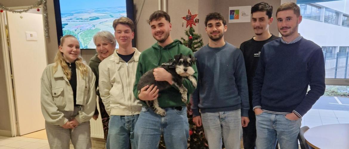 Les premières années du Btsa Tc “Biens et services pour l’agricul- ture”, accompagnés de Véronique Sol, coréférente du Btsa, et de  Jocko, «notre source de bien-être au travail». Photo DR