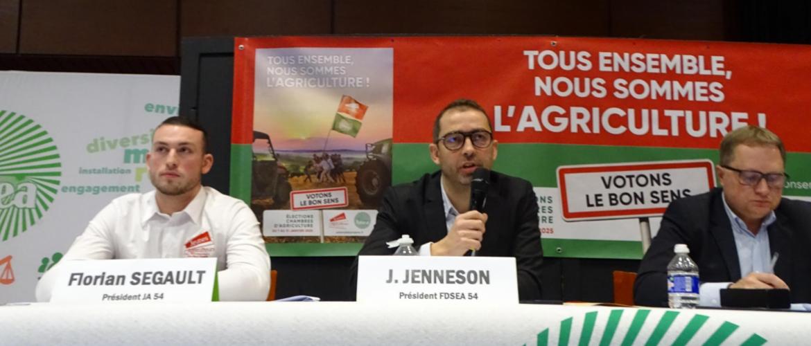 Le président des JA, Florian Segault, a rejoint celui de la FDSEA, Jérémy Jenneson, à la tribune. Les deux têtes de liste font campagne avec, à leur côté, le vice-président de la FNSEA, Damien Greffin. Photo : JL.Masson.