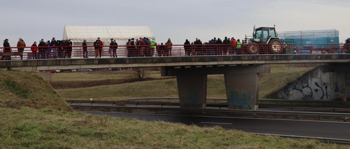 A Ville-en-Vermois, les manifestants ont investi le pont au-dessus de l'A33. Photo : H.Flamant