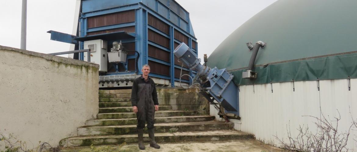 Johann Colet suit quotidiennement les paramètres de production. En cas de souci, il lui faut être réactif, pour assurer la continuité de service auprès des quinze foyers qu’il fournit en chaleur. Photo : H.Flamant