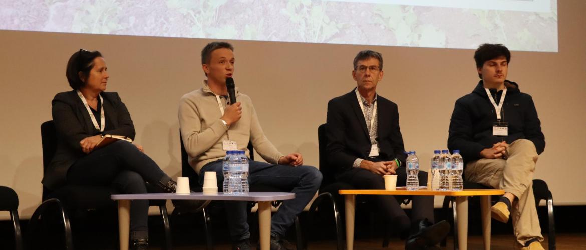 Pascaline Pierson (Arvalis), Clément Munier (Crage), Mathias Sexe (Emc2) et Elie Langard (lycée agricole de Pflixbourg, 68) ont échangé sur les freins au changement de pratique dans le cadre des problématiques de désherbage. Photo : H.Flamant