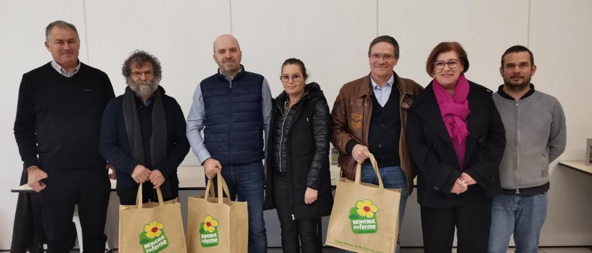 De g. à d. : Etienne Drouville, président du comice de Nancy, et les exploitants lauréats, Jean-Pierre Bailly, Benoît Quenette et sa femme, Jean-Pierre Parisot et sa femme, et Hugo Brochin. Photo : H.Flamant