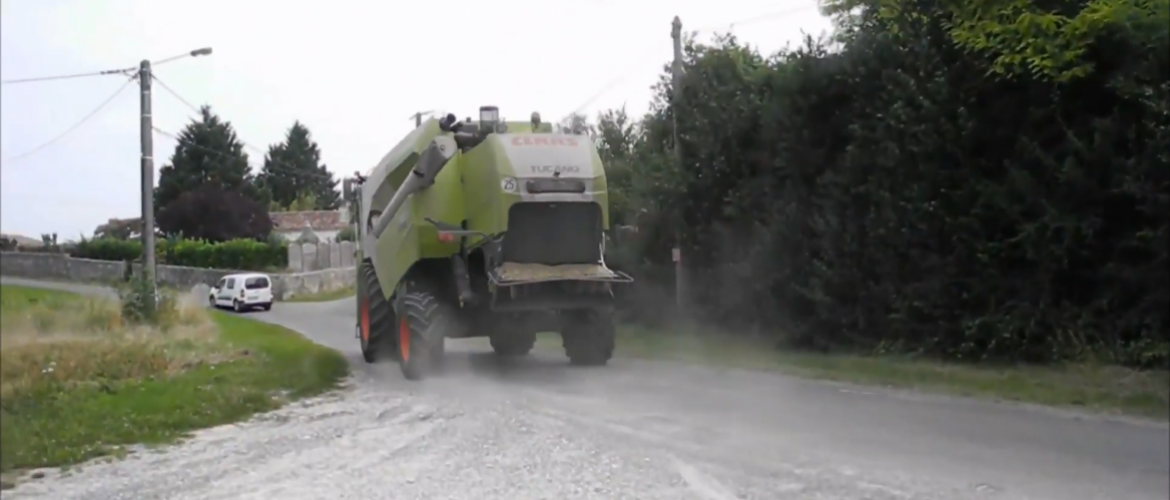 Des règles précises encadrent la circulation des véhicules au gabarit XXL telles que les moissonneuses-batteuses. Photo DR.